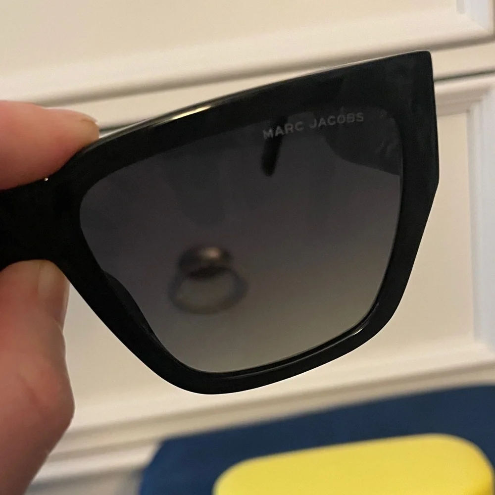 NWOT-Marc Jacob’s Black Sunglasses with Yellow Case - Picture 5 of 10